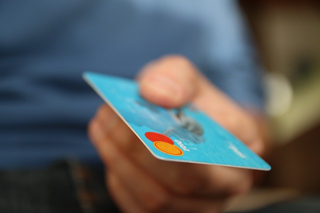 Bares, tiendas o talleres deberán permitir el pago con tarjeta a partir de 30 euros.
